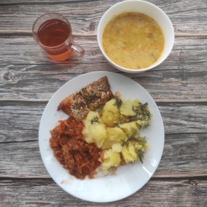 Zdjęcie przedstawia Dietę łatwostrawną: Zupa kalafiorowa z ryżem Łosoś pieczony z przyprawami Ziemniaki młode z koperkiem gotowane Warzywa po grecku Kompot owocowy z jabłkami